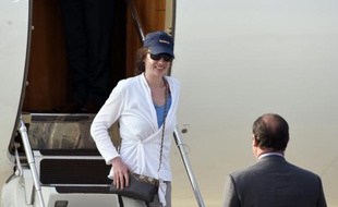 L'ex-otage au Yémen Isabelle Prime accueillie par le président François Hollande sur la base militaire de Villacoublay, près de Paris, le 7 août 2015