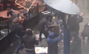 Des supporters du FC Séville ont été attaqués par des fans de Manchester City en pleine ville, avant le match de Ligue des champions entre les deux équipes à Manchester, le 21 octobre 2015.