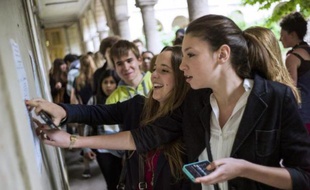 Le ministère de l?Éducation nationale dévoilera jeudi soir les résultats quasi-définitifs du bac 2013, après les oraux de rattrapage mais avant la session de remplacement de septembre. Les taux de réussite provisoires s'affichaient en hausse dans toutes les filières.