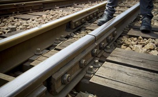 Le 15 juillet 2013 en Gare de Bondy (Seine-Saint-Denis), des agents de la SNCF inspectent et resserrent si besoin les éclisses des aiguillages des voies ferrées après l’accident ferroviaire de Bretigny-sur-Orge.