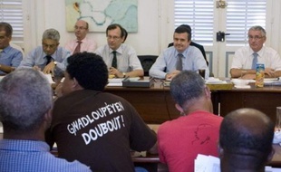 Au 20e jour de grève générale, la situation en Guadeloupe semblait suspendue dimanche à la concrétisation d'un pré-accord patronat-syndicats sur les bas salaires, tandis qu'à la Martinique, le mouvement social entamé jeudi n'a pas désarmé et menaçait de s'amplifier.