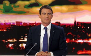 French Prime Minister Manuel Valls sits prior to taking part in the evening news broadcast of French TV channel TF1 on December 7, 2014 in Boulogne-Billancourt, outside Paris. AFP PHOTO / FRANCOIS GUILLOT