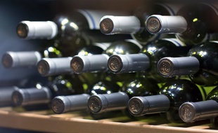 Les caves à vin permettent de conserver vos bouteilles à température idéale.