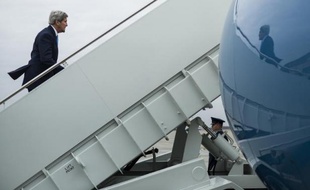 Le secrétaire d'Etat américain John Kerry s'apprête depuis la base aérienne de Andrews à embarquer dans un avion à destination de la Suisse, le 25 mars 2015