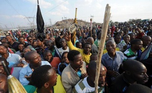 Le groupe minier Lonmin a indiqué dimanche espérer que davantage d'employés reprennent le travail lundi dans sa mine de platine de Marikana, au nord de l'Afrique du Sud, alors que les pourparlers se poursuivent pour trouver une solution durable au conflit, qui a fait 44 morts.