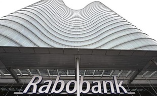 La banque néerlandaise Rabobank a été rattrapée à son tour par le scandale de la manipulation du taux d'intérêt Libor : elle doit payer 774 millions d'euros d'amendes dans trois pays et son directeur général démissionne.