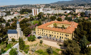 Le Cloitre, lieu entrepreneuriat social, sur les hauteurs des quartiers Nord à Marseille.