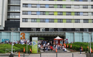 Salariés grévistes devant les locaux de la clinique Confluent à Nantes.