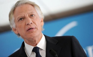 Après la perte du triple A qui signe "l'échec" de Nicolas Sarkozy, Dominique de Villepin s'est fait fort lundi d'incarner "le réveil politique" en appelant les élus de "la majorité" à "tracer un chemin de rassemblement", malgré des sondages toujours peu flatteurs et des défections.