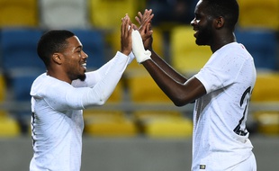 Odsonne Edouard (à d.) fête son triplé avec Arnaud Nordin.