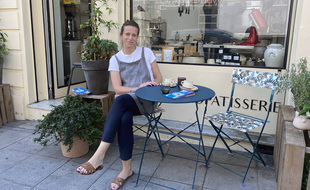Ewa Fournier le Ray, devant son atelier, rue Clément Roassal à Nice