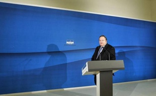 La Grèce semblait sur le point mardi soir de constituer un gouvernement de coalition comportant trois partis, dont la tâche sera de renégocier et tenter d'assouplir les conditions du prêt consenti au pays par les pays européens et le FMI, tout en garantissant son maintien dans l'euro.