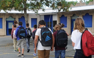 Des élèves font leur rentrée dans un collège à Aytre (Charente-Maritime).