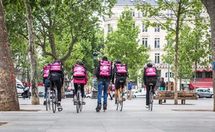 L'entreprise fournit sac à dos et tenue aux couleurs de la marque.