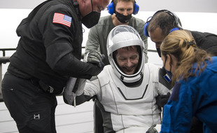 Thomas Pesquet à la sortie de la capsule SpaceX à son retour sur Terre, le 8 novembre 2021.