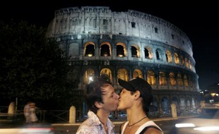 Manifestation dimanche 29 juillet contre l'arrestation à Rome d'un couple gay pour baiser «indécent».