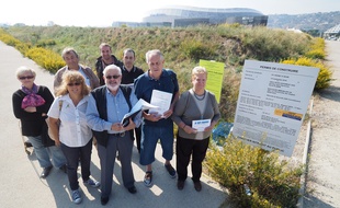 Des opposants au projet, réunis mercredi devant le terrain de Nice-ouest