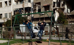 Des enfants sur une balançoire le 27 février 2016 à Douma au premier jour de la trève en Syrie