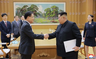 Le dirigeant nord-coréen Kim Jong-un (à dr.) serre la main du conseiller du président sud-coréen à la sécurité nationale, Chung Eui-Yong, à Pyongyang le 5 mars 2018.