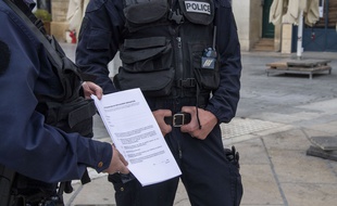 Une attestation de déplacement présentée par des policiers, sur la Comédie, à Montpellier (illustration)