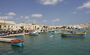 Le corps d'un homme, après ceux de deux femmes, a été retrouvé en mer près de Malte, où cinq touristes français -- deux hommes, deux femmes et un adolescent -- sont portés disparus depuis dimanche soir, a indiqué mercredi le quotidien Malta Today.