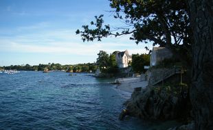 Une petite plage de Fouesnant, dans le Finistère, ici vue depuis le chemin côtier.