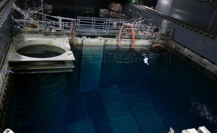 La compagnie gérante de la centrale accidentée de Fukushima doit débuter ce lundi le retrait du combustible nucléaire immergé dans la piscine du réacteur 4, une opération très délicate qui prendra au total plus d'un an.