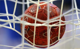 Un ballon de handball le 18 janvier 2012 à Novi Sad (Serbie).