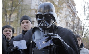 Dark Vador, ou Viktor Shevchenko, refoulé des élections législatives en Ukraine, le 26 octobre 2014.