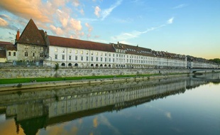 Le quai Vauban à Besançon (Doubs)