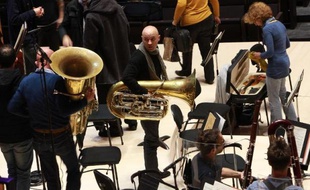 Des musiciens de l'Orchestre Philharmonique de Radio France à la fin d'une répétition du concert inaugural du nouvel auditorium de la Maison de la Radio, le 14 novembre 2014 à Paris