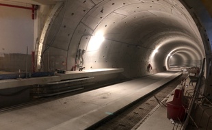 Vue du tunnel de la ligne b du métro dans la future station Gares.