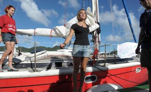 L'adolescente néerlandaise Laura Dekker a achevé samedi à Saint-Martin dans les Antilles un tour du monde à la voile en solitaire, devenant la plus jeune navigatrice à réaliser un tel exploit, a constaté une correspondante de l'AFP.