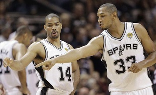 Boris Diaw en discussion avec Gary Neal, des Spurs, le 16 juin 2013