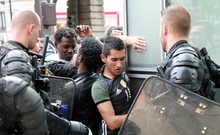 Des migrants sont évacués de leur campement sous la station de métro Jaurès à Paris par les forces de l'ordre, le 22 juillet 2016