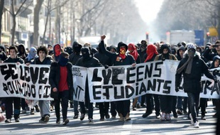 Des lycéens manifestent à Paris contre le projet de loi travail le 17 mars 2016