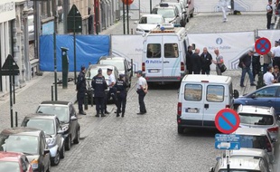 Des policiers devant le lieu où 3 personnes ont été tuées et une grièvement blessée lors d'une fusillade devant et dans le Musée Juif de Belgique, le 24 mai 2014 à Bruxelles