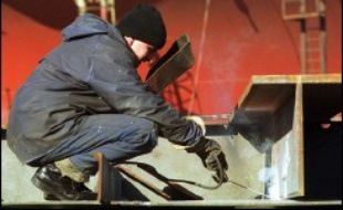 La France ouvre partiellement lundi son marché du travail aux ressortissants de huit pays d'Europe de l'Est, nouveaux membres de l'Union européenne (UE), leur donnant accès à 61 métiers couvrant sept secteurs économiques qui connaissent des difficultés de recrutement.