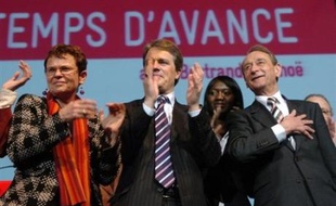 Pour son grand meeting à dix jours des municipales, le maire PS de Paris Bertrand Delanoë a longuement défendu son bilan, mercredi soir au Zénith, où il avait choisi de s'entourer de représentants forts des valeurs républicaines, dont le Résistant Raymond Aubrac.