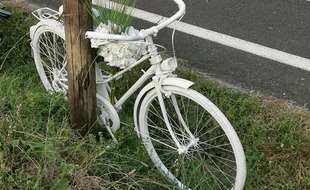Un vélo blanc a été attaché à un poteau, à proximité de l'endroit où le cycliste a été fauché au mois d'août.