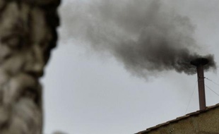 Après l'épaisse fumée noire de mardi soir, celles qui sont sorties de la cheminée de la Chapelle sixtine vers 10h40 GMT ont suscité un vent de panique parmi les journalistes: noires, puis grises évoluant vers le blanc, noires de nouveau: le combustible chimique devant donner la couleur noire à la fumée semble n'avoir pas été en quantité suffisante....