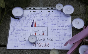 Archives. Marché de Noël et hommages place Kléber deux jours après la fusillade. Strasbourg le 13 décembre 2018.