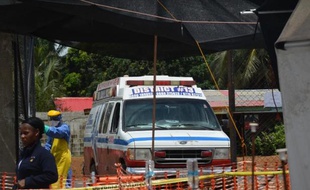 Une ambulance arrive au centre de traitement Ebola de Médecins sans Frontières installé dans l'enceinte du stade Samuel K. Doe, le 15 octobre 2014 à Monrovia, au Liberia