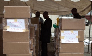 Des inspecteurs contrôlent le matériel pour les élections nigérianes, le 26 mars 2015 à Port Harcourt