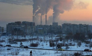 Le soleil pointe derrière une centrale thermique à Sofia, Bulgarie, le 31 janvier 2012. Le président français François Hollande a estimé lundi que donner "un prix" au carbone serait un critère de réussite de la conférence climat qui se déroulera fin 2015 à Paris