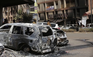 Une voiture calcinée devant le café Cappucino, visé, avec l'hôtel Splendid, par une attaque terroriste à Ouagadougou (Burkina faso), dans la nuit du 15 au 16 janvier 2016.