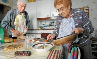 Simone et Aloïs Derouard ont pu rester dans leur maison grâce à l'APA.