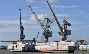 Des marchandises prêtes à être chargées sur des bateaux dans le port de Saint-Nazaire, le 4 février 2015