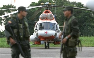 Le Venezuela a assuré dimanche que la libération de trois otages des Farc était proche en Colombie, où une mission internationale attendait dimanche le feu vert de la guérilla pour aller les chercher dans la forêt.