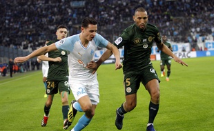 Florian Thauvin galère pour rattraper le Rémois Yunis Abdelhamid.